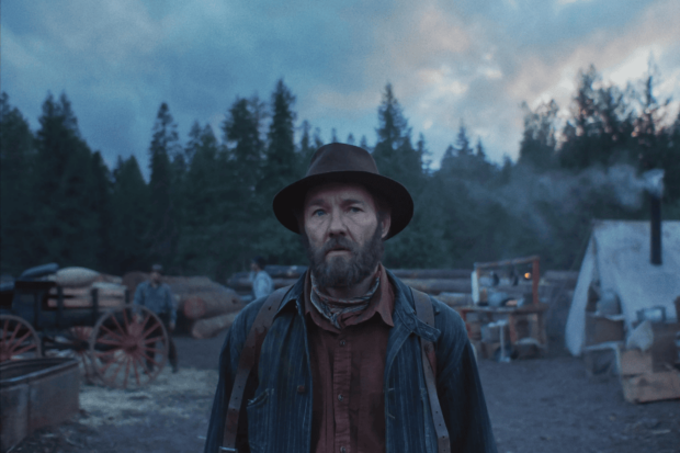 Frame de Sueño de Trenes, serie de Netflix.