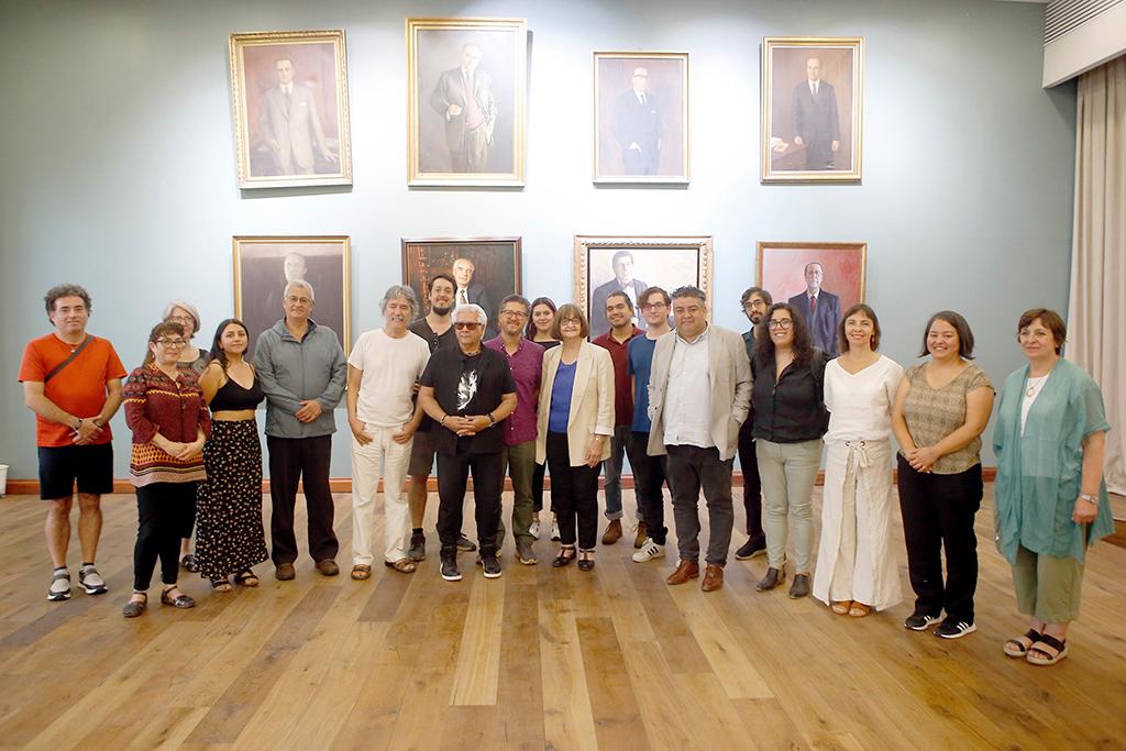 En una de sus últimas visitas a nuestro país, Víctor Heredia visitó nuestra casa de estudios donde compartió con la rectora Rosa Devés, académicos y estudiantes. Foto: Alejandra Fuenzalida, Felipe PoGa.
