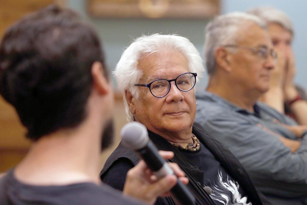 En una de sus últimas visitas a nuestro país, Víctor Heredia visitó nuestra casa de estudios donde compartió con la rectora Rosa Devés, académicos y estudiantes. Foto: Alejandra Fuenzalida, Felipe PoGa.