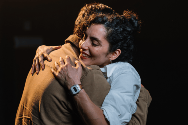Dos personas abrazándose en una de las escneas de Ütruf Tripay – Desarraigo, obra de la compañía KIMVNTeatro.