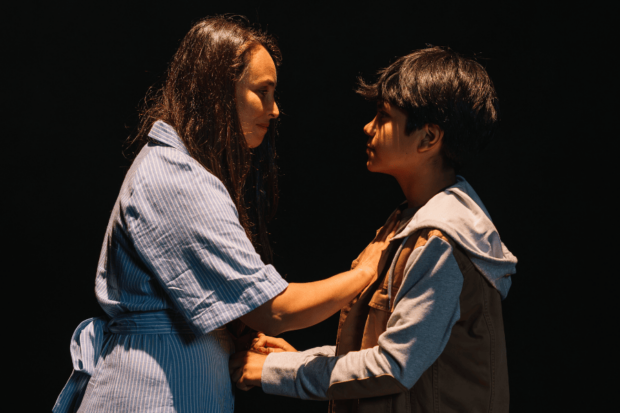 Una madre y un hijo en una de las escenas de Ütruf Tripay – Desarraigo, obra de la compañía KIMVNTeatro.