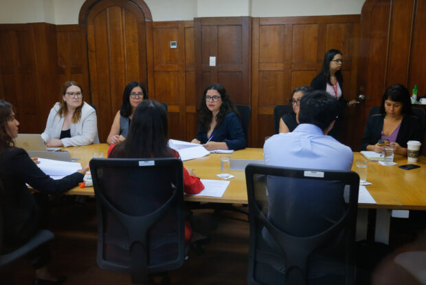 La ministra, Antonia Orellana, se reúne con su sucesora en el cargo Judith Marín.