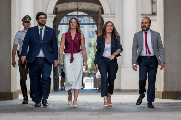 Mara Sedini y Camila Vallejo en La Moneda.