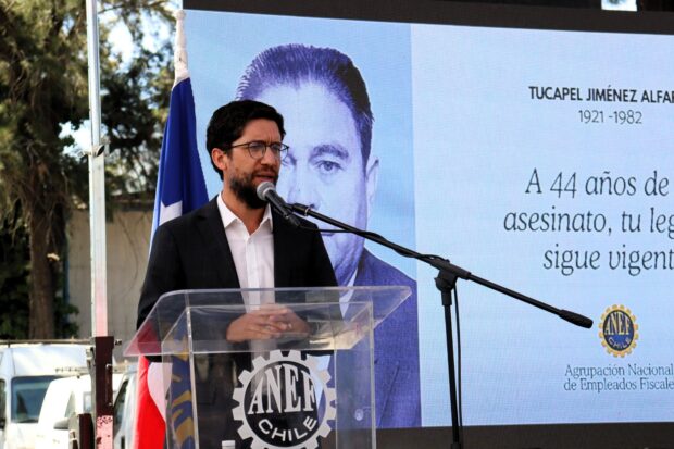 Ministro del Trabajo y Previsión Social de Chile, Giorgio Boccardo, habla desde un podio transparente con el logo de la ANEF.