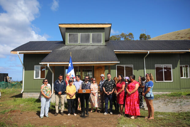 El Presidente de la Republica, Gabriel Boric Font, encabeza encuentro con beneficiarios del Programa de Habitabilidad Rural de Rapa Nui. Foto: Jonnathan Oyarzun/Aton Chile.
