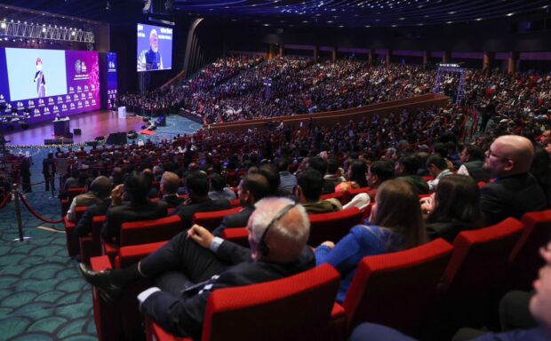 Cumbre de Impacto de la IA, celebrado en Nueva Delhi, India, foto del salón donde se celebra el evento principal y que reunió a importantes personalidades del ámbito y una veintena de líderes mundiales. Vía X@narendramodi 