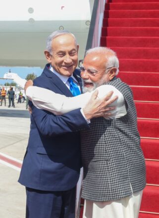 El primer ministro de Israel, Benjamin Netanyahu recibiendo en un fraterno abrazo a su par indio, Narendra Modi, en la visita oficial del mandatario asíatico a Israel. Vía X@narendramodi