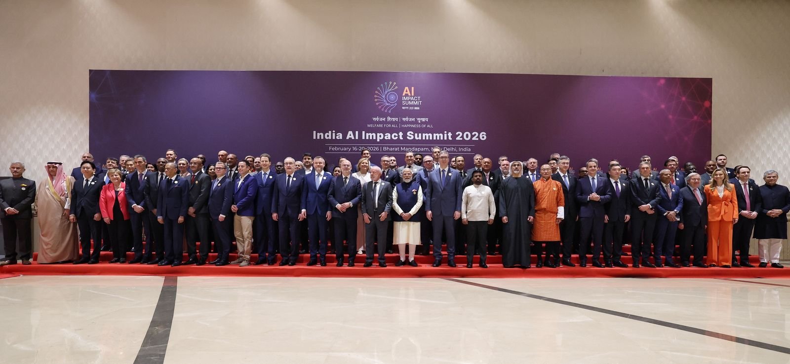 Foto oficial de la Cumbre de impacto de la IA celebrada en Nueva Delhi, India.