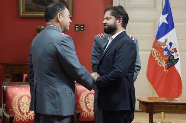 El Presidente Gabriel Boric saluda al general Pedro Varela al inicio de la audiencia en La Moneda.