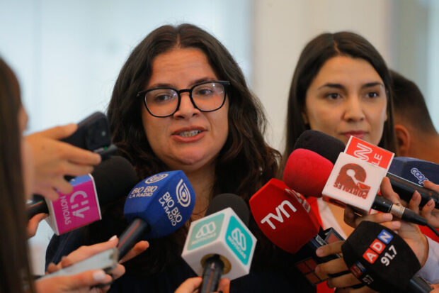La ministra de la Mujer y Equidad de Género, Antonia Orellana, se reúne con su sucesora en el cargo Judith Marín, en el marco del traspaso de mando. Foto: Luis Quinteros/Aton Chile.