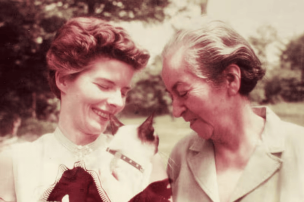 Retrato de Gabriela Mistral y Doris Dana con un gatito.