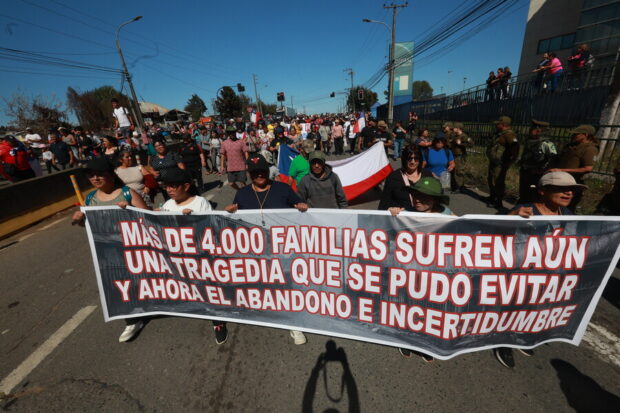 Damnificados de Lirquén protestan por demora en ayudas.