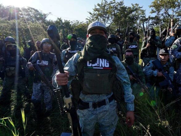 Miembros del cártel Jalisco Nueva Generación , exibiendo su poder de fuego. Vía X@gregy_mix