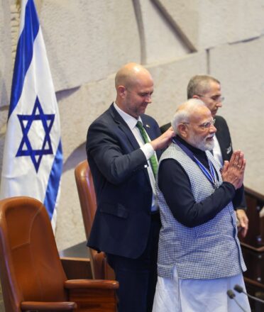 Narendra Modi, primer ministro de India, siendo condecorado con la medalla del presidente del parlamento israelí, por parte del presidente de la Knesset, Amir Ohana, siendo el primer líder mundial en recibirlo. Vía X@narendramodi