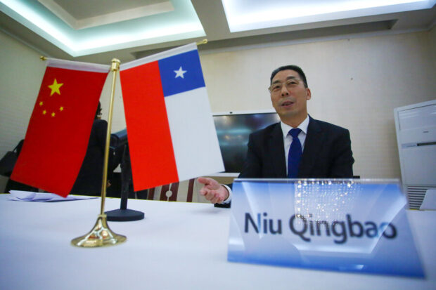 Embajador de China en Chile Niu Qingbao. Foto: Jonnathan Oyarzun/Aton Chile.