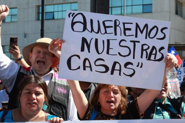 Damnificados por incendios desplegaron lienzos en Lirquén para visibilizar su demanda por viviendas de emergencia.