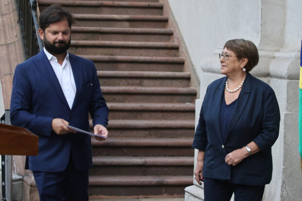 Presidente Gabriel Boric junto a Michelle Bachelet. Diego Martin/Aton Chile 