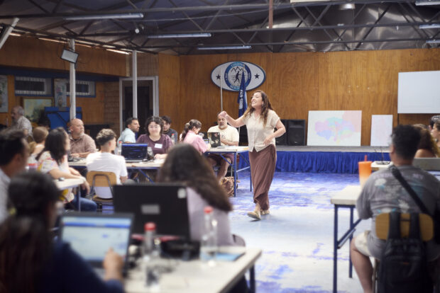 Vecinos de Quilicura reunidos en un gimnasio.