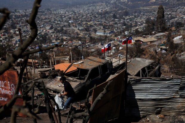 Continuan los trabajos de reconstruccion en la poblacion Manuel Bustos, sector alto de Vina del Mar, tras el mega incendio que aftecto a la region. Foto: Raul Zamora/Aton Chile.