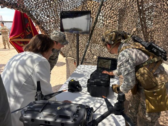 Fuerzas Armadas muestran sistema de drones a la ministra de Defensa, Adriana Delpiano. 