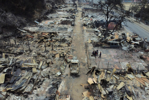 Casas destruidas por el megaincendio en el sector del Jardin Botanico. Foto: Andres Pina/Aton Chile.