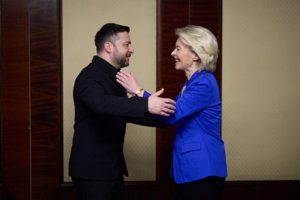 Volodomir Zelensky, presidente de Ucrania junto a Ursula von der Leyen presidenta del comisión europea. Vía X@ZelenskyyUa