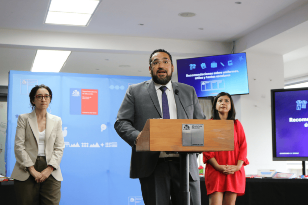 El ministro de Educación, Nicolás Cataldo, junto a la superintendenta de Educación, Loreto Orellana; la directora nacional de Junaeb, Camila Rubio; y la directora (s) del Sernac, Carolina González, en conferencia de prensa.