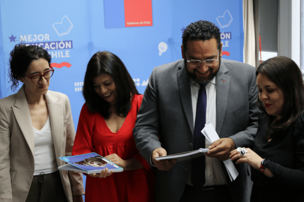 El ministro de Educación, Nicolás Cataldo, junto a la superintendenta de Educación, Loreto Orellana; la directora nacional de Junaeb, Camila Rubio; y la directora (s) del Sernac, Carolina González, en conferencia de prensa.