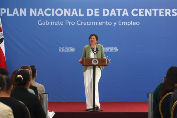 Aisén Etcheverry realiza discurso desde un podio.