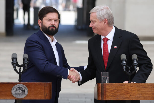 Boric y Kast dándose la mano en La Moneda.
