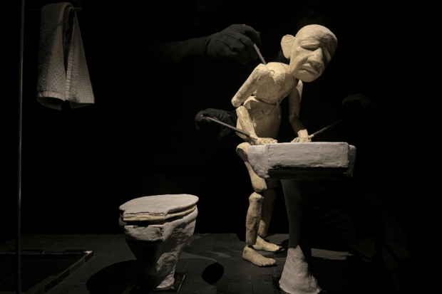 Foto de una de las marionetas de la obra "Cabeza de elefante".
