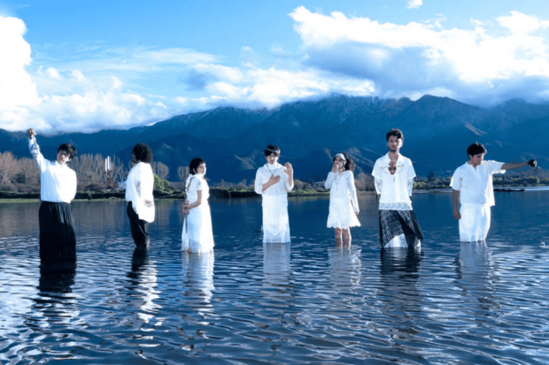 Foto de los músicos de Candelabro en la playa.