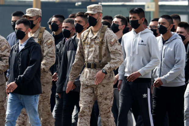 Grupo de conscriptos entrantes del año 2022 ocupando mascarilla.