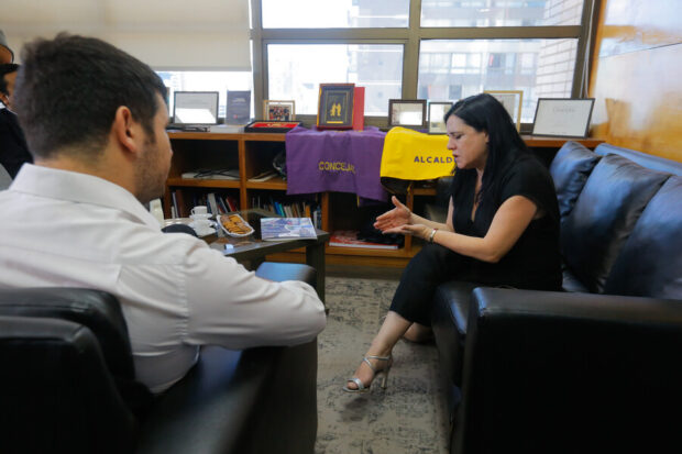 El alcalde de Independencia, Agustín Iglesias, y la futura ministra de Seguridad, Trinidad Steinert.