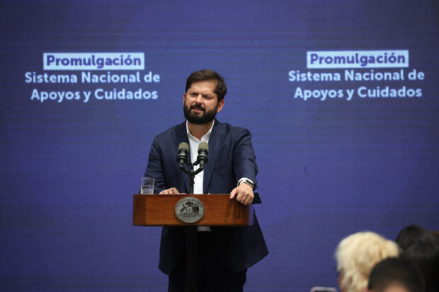 El Presidente de la Republica, Gabriel Boric encabeza la ceremonia de promulgacion de la Ley que crea el Sistema Nacional de Apoyos y Cuidados, Chile Cuida. Foto: Dragomir Yankovic/Aton Chile.