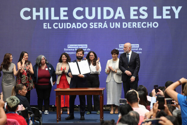 El Presidente de la Republica, Gabriel Boric encabeza la ceremonia de promulgacion de la Ley que crea el Sistema Nacional de Apoyos y Cuidados, Chile Cuida. Foto: Dragomir Yankovic/Aton Chile.