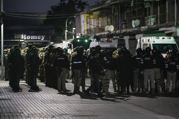 Personal de Carabineros desplegado en el marco de la tercera etapa del plan de recuperación del barrio Meiggs.