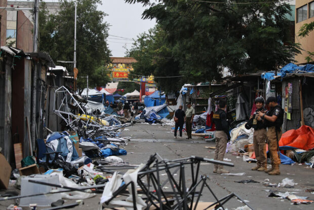 Una de las calles del barrio Meiggs tras la intervención de Carabineros en el marco de la tercera fase del operativo contra el comercio ilegal.