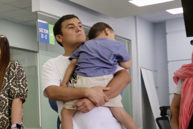 Alexis Quezada, paciente con enfermedad de Behcet, junto a su hijo Vicente Quezada, con cromosomopatía. Foto: Ministerio de Salud.