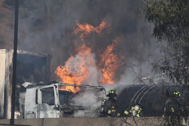 Explosion de Camion de transporte de materiales peligrosos en Enlace General Velasquez genera emergencia y danos a los alrededores Diego Martin/Aton Chile.