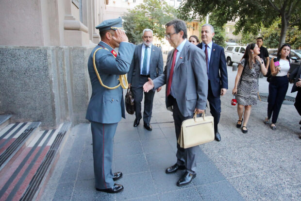 Llegada de Fernando Barros al Ministerio de Defensa.