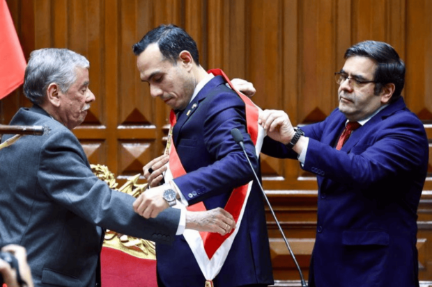 José Jerí recibiendo la banda presidencial del Perú.