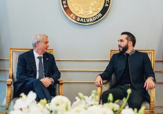 Fotografía del presidente electo José Antonio Kast y el mandatario salvadoreño Nayib Bukele.