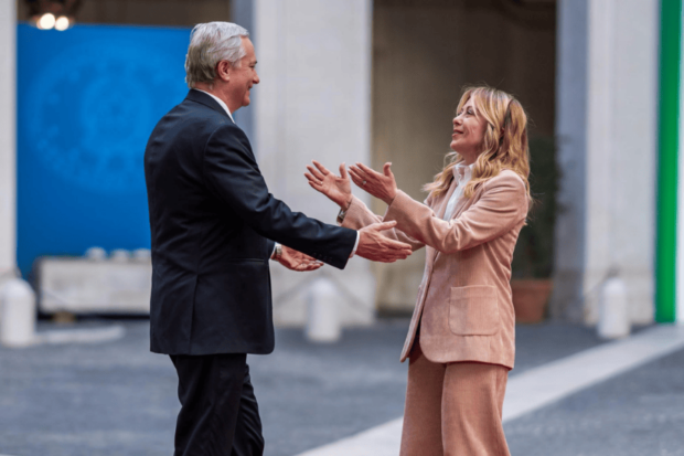 El presidente electo José Antonio Kast y la Primera Ministra italiana Giorgia Meloni dándose un abrazo.