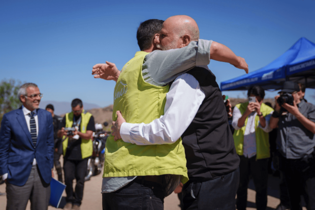 Ministro Elizalde y alcalde abrazándose.