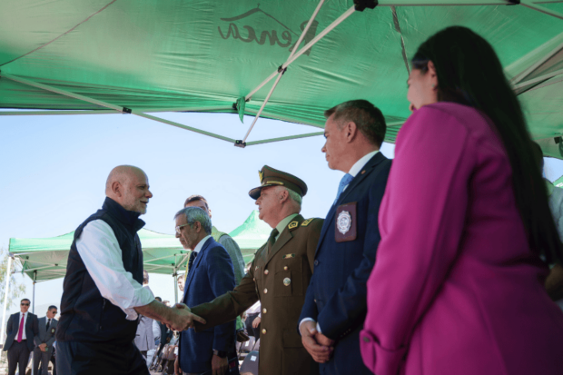 Autoridades y equipos de seguridad de diversas instituciones en el marco de la promulgación de la Ley de Seguridad Municipal.