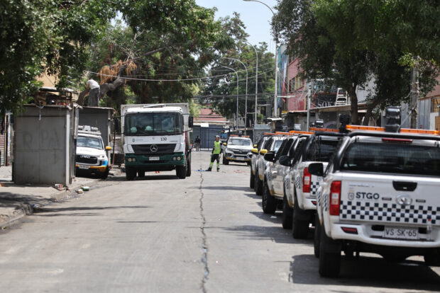 Segunda Jornada de la tercera etapa del Plan de Recuperación del Barrio Meiggs. Trabajo de recoleccion de basura. Foto: Diego Martin/Aton Chile.