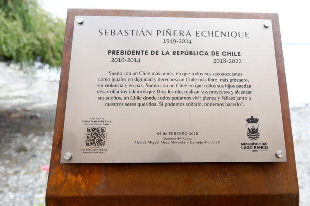 Fotografía de la placa conmemorativa instalada en Lago Ranco en honor al expresidente Sebastián Piñera, fallecido en dicho lugar.
