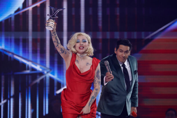 Mon Laferte recibiendo la Gaviota de Platino.