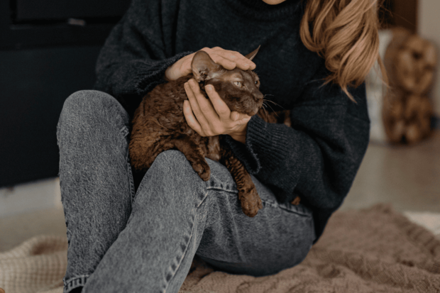 Mujer abrazando a su gato.